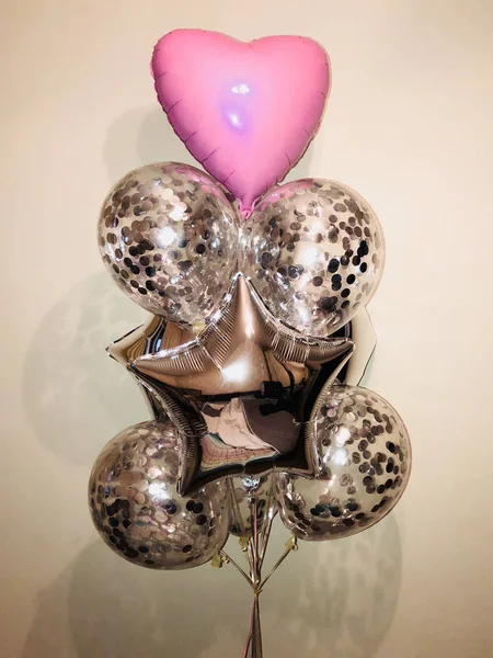氦气球的组成与五彩纸屑 以及粉红色的颜色和银色的星星的心 一个美丽的节日装饰 — 图库照片