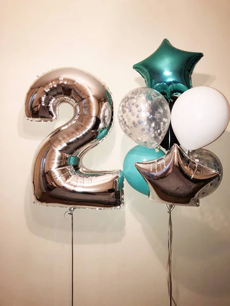 氦气球的组成是白色的 蓝宝石和透明的五彩纸屑 银数是两个 礼物为您的婴孩的生日 — 图库照片