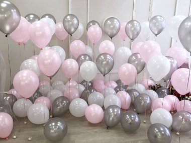 Bir stüdyo beyaz, pembe ve gümüşten renkler balonlar bir sürü ile dekore edilmiştir. Nazikçe, güzel, şık ve profesyonel