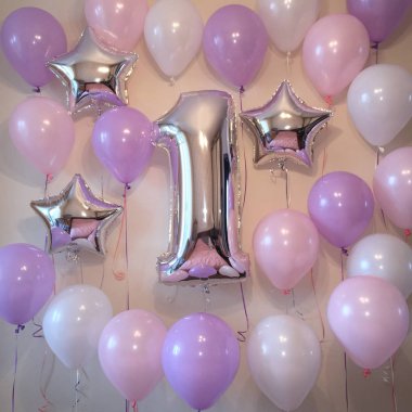 Helyum balonlarının bileşimi beyaz, pembe, Lila, Siver yıldızları ve büyük gümüş bir numara. Kızınızın Doğum günü için sürpriz