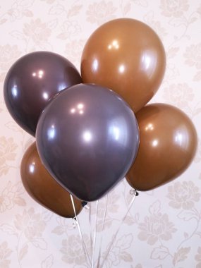 Helyum balonları asil çikolata ve kahverengi renk kompozisyonu
