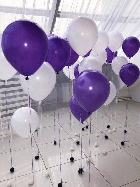 Güzel bir oda mor ve beyaz renkler helyum balonları ile dekore edilmiştir. Profesyonel tasarım. Modern, şık ve şenlikli