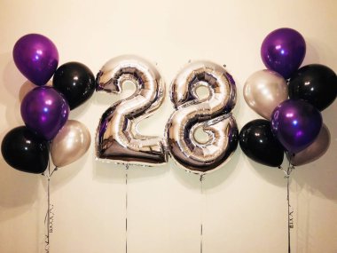 Helyum bileşimi gümüş, mor, siyah yanı sıra büyük bir rakam yirmi sekiz gümüş renk balonlar. 28 yaş için hediye.