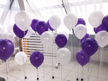 Güzel bir oda mor ve beyaz renkler helyum balonları ile dekore edilmiştir. Profesyonel tasarım. Modern, şık ve şenlikli