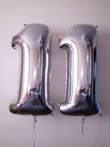 银色颜色的氦气球 祝贺周年纪念日 — 图库照片