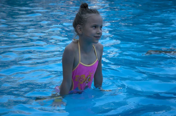 Blond Meisje Geleerd Zwemmen Het Zwembad Met Helder Blauw Water — Stockfoto