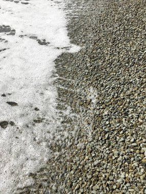 Küçük düz taşlarla deniz suyu ile tedavi. Karadeniz kıyısında Çakıl Plajı