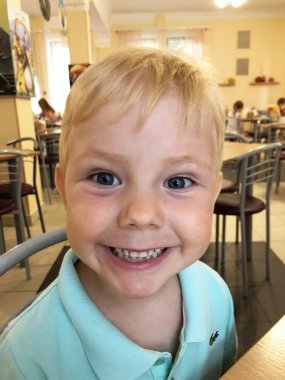 Küçük sarışın çocuk yüzleri, duygularını gösterilen pozlar