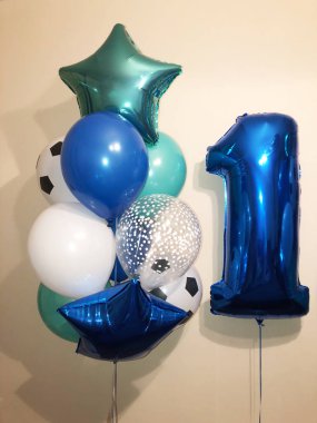 Mavi, Turkuaz ve beyaz renkler, hem de büyük bir mavi balonlar bileşimi. Çocuğun Doğum günü hediyesi