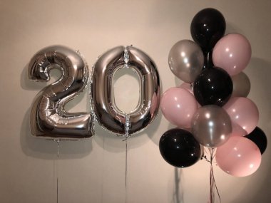 Beyaz, pembe, konfeti, şeffaf yanı sıra altın yıldız ve büyük bir rakam yirmi gümüş renk kompozisyonu helyum balonlar. 20 yıl boyunca bir kız için hediye