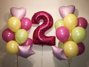 Çok güzel, sulu, parlak ve yumuşak bileşimi balonlar ve iki Fuşya numaraları