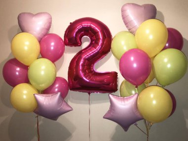 Çok güzel, sulu, parlak ve yumuşak bileşimi balonlar ve iki Fuşya numaraları