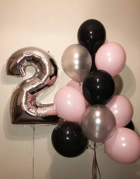 ブラック シルバー ピンク 大きな番号 つ銀色色のヘリウム風船の組成物 女の子のための 年のためのギフト — ストック写真