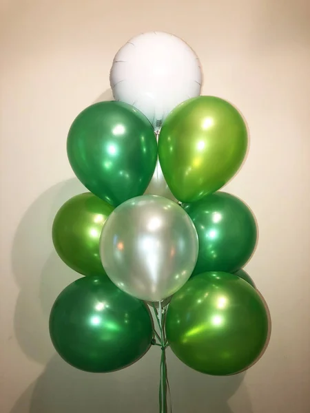 Szép Kompozíció Hélium Ballonok Nacreous Zöld Színű Világos Zöld Fehér — Stock Fotó