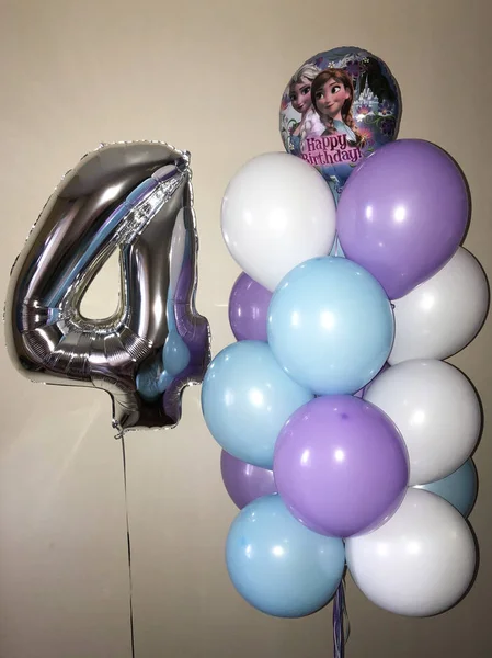 Une Agréable Combinaison Ballons Hélium Couleur Bleue Blanche Lilas Ainsi — Photo