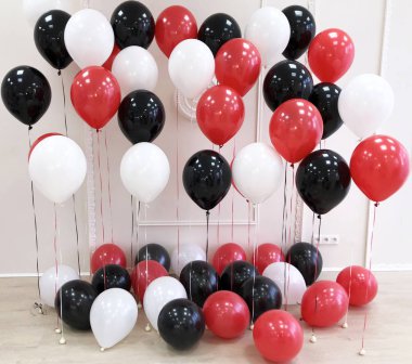 Kompozisyon helyum balon içinde siyah, kırmızı ve beyaz. Fotoğraf oturumu için dekore edilmiş Oda