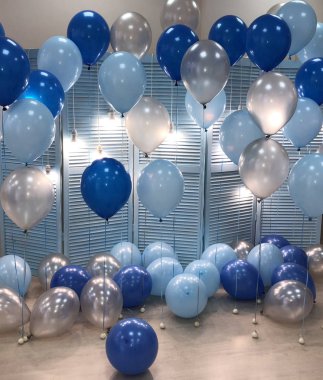 Güzel bir oda mavi, açık mavi ve gümüş renkleri helyum balonları ile dekore edilmiştir. Profesyonel tasarım.