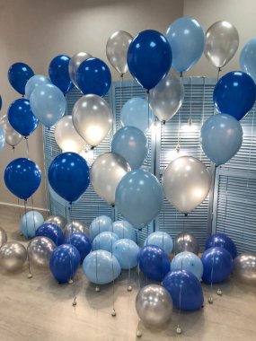 Güzel bir oda mavi, açık mavi ve gümüş renkleri helyum balonları ile dekore edilmiştir. Profesyonel tasarım.