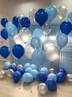 Güzel bir oda mavi, açık mavi ve gümüş renkleri helyum balonları ile dekore edilmiştir. Profesyonel tasarım.
