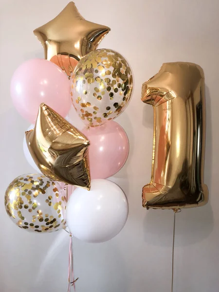 氦气球的组成白色 粉红色 透明的五彩纸屑 以及一个金色的金星和一个金色的大图形 给一个女孩1年的礼物 — 图库照片