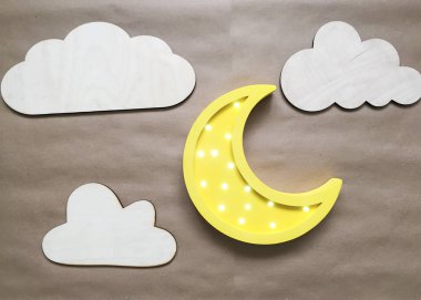 Gece lambası yumuşak sarı tonlarda hilal şeklinde. Yeni doğmuş bir bebek yatak odası dekorasyon için dekorasyon