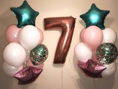 Beyaz ve pembe rengi, yıldız tiffany renk ve pembe gibi büyük rakam yedi renk pembe altın helyum balonları bileşimi