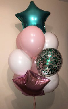 Beyaz ve pembe helyum balonları yanı sıra Yeşil konfeti ve yıldız gümüş rengi ve tiffany renkli balonlarla Çeşmesi