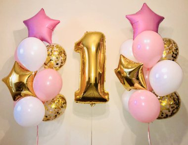 Beyaz, pembe renk helyum balonlar, balon altın konfeti, yıldızlar ve büyük bir altın bir numara ile hassas kompozisyon