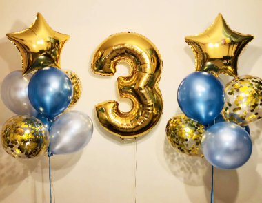 Kompozisyon helyum balon yumuşak mavi, mavi, gümüş ve altın, yıldızlar ve büyük sayı 3