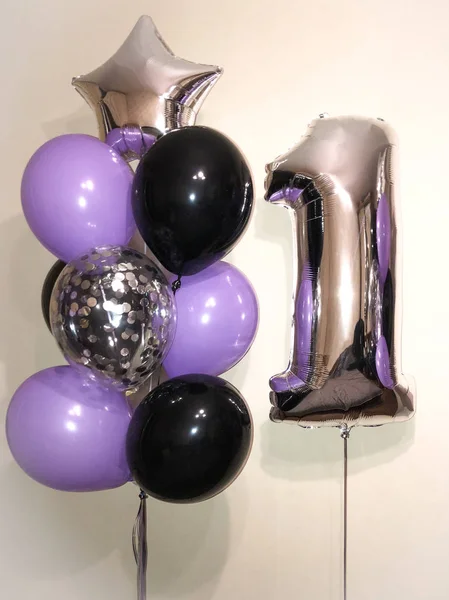 Samenstelling Van Helium Ballonnen Zwart Lila Transparant Met Zilveren Confetti — Stockfoto