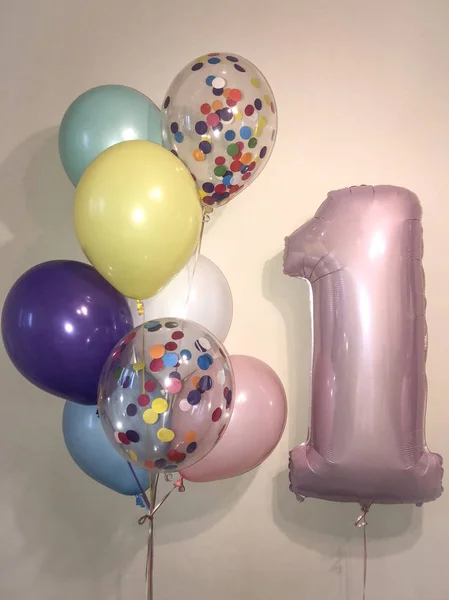 Sammansättning Från Helium Ballonger Gult Violett Mynta Rosa Vit Blått — Stockfoto