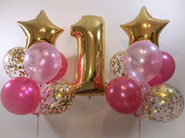 Helyum balonları fuşya kompozisyonu, pembe, altın konfeti ile şeffaf, yanı sıra bir altın yıldız ve bir altın renk büyük bir rakam. Bir kız için 1 yıl hediye