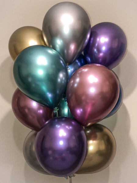 Состав гелиевых шариков в синем, серебряном, золотом, зеленом, розовом и фиолетовом цветах

