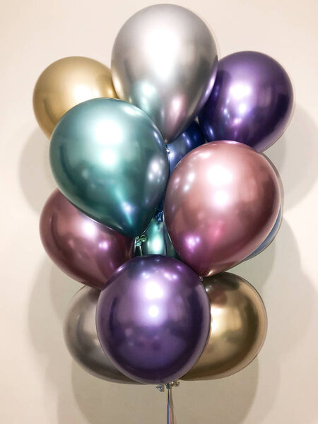 Состав гелиевых шариков в синем, серебряном, золотом, зеленом, розовом и фиолетовом цветах
