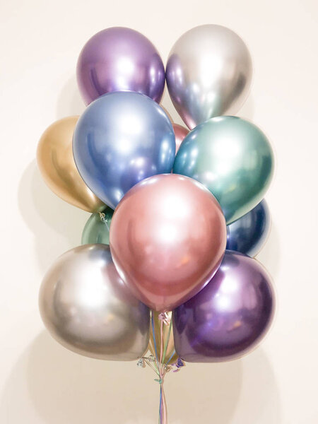 Состав гелиевых шариков в синем, серебряном, золотом, зеленом, розовом и фиолетовом цветах
