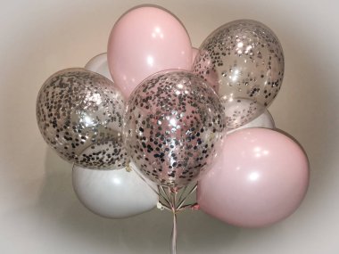 Pembe, beyaz helyum balonları hassas kompozisyon yanı sıra gümüş konfeti ile balonlar