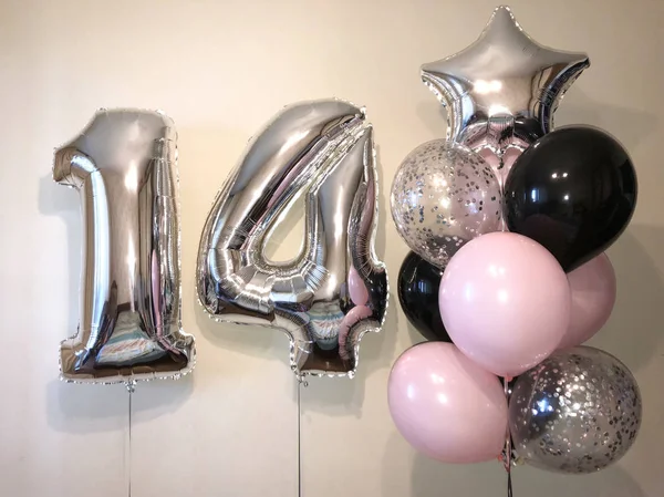 Helyum Balonları Kompozisyon Siyah Pembe Gümüş Confeety Ile Balonlar Yanı — Stok fotoğraf