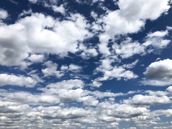 Duże Białe Chmury Cumulus Pływą Jasnym Błękitnym Niebie — Zdjęcie stockowe
