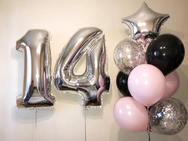 Helyum Balonları Kompozisyon Siyah Pembe Gümüş Confeety Ile Balonlar Yanı — Stok fotoğraf