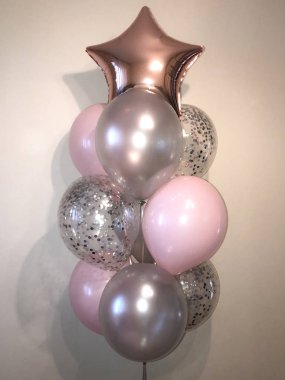 Helyum balonları gümüş ve pembe, gümüş confeety ile cristal balonlar yanı sıra pembe-altın yıldız kompozisyon