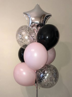 Soluk pembe, gümüş, siyah, gümüş konfeti ve gümüş yıldız balonlar helyum balonları Kompozisyon.