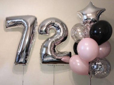 Narin pembe, siyah, gümüş, gümüş konfeti ile balonlar helyum balonları çeşme, parlayan gümüş yıldız ve sayılar - yetmiş iki.