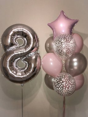 Narin pembe, gümüş renkli, beyaz konfeti, pembe yıldız ve sekiz numaralı balonlar helyum balonları hassas kompozisyon.