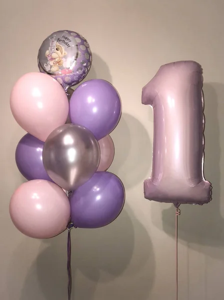 由银色 粉红色和丁香色的氦气球 以及一大个数字轻轻粉红色组成的组合 — 图库照片