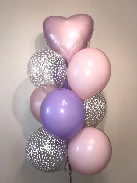 喷泉由柔和的粉红色和淡紫色氦气球 白色纸屑和淡粉色心的气球组成 装饰一个房间度假 — 图库照片