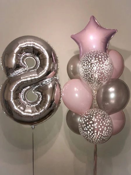 细腻的氦气球的细腻组成精致的粉红色 气球与白色纸屑 粉红色的星星和数字8 — 图库照片