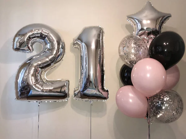 Összetételének Helix Ballonok Halvány Rózsaszín Ezüst Fekete Léggömbök Ezüst Konfetti — Stock Fotó