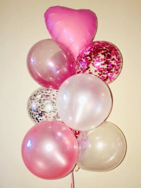 Pembe helyum balonları kompozisyonu, beyaz, konfeti ve pembe renk kalp ile şeffaf. Tatil için güzel bir dekorasyon