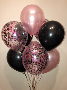 Fuşya konfeti ile siyah, pembe renk ve balonlar hava helyum balonları güzel kompozisyon