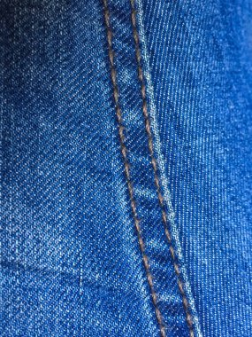 Parlak mavi denim kumaş ve parlak turuncu dikiş